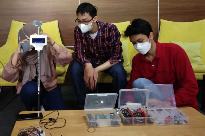 Tongkat karya mahasiswa UGM itu memiliki sejumlah fitur diantaranya adalah sensor pendeteksi kesehatan berupa saturasi oksigen, detak jantung, dan suhu tubuh, yang terhubung langsung ke website In-SWALST secara real-time.