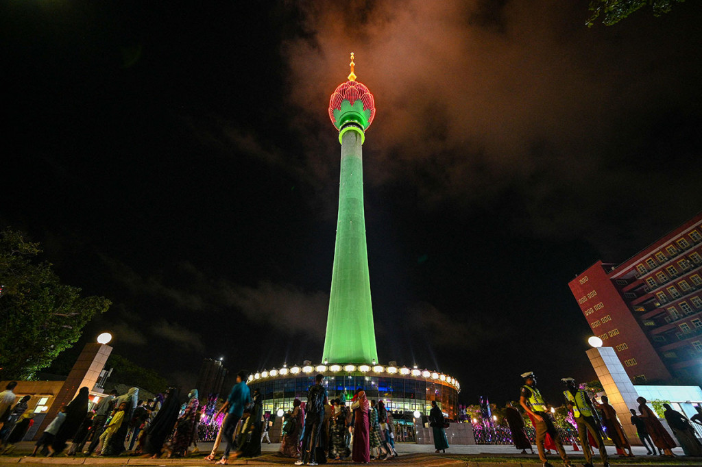 CEO Colombo Lotus Tower Management Company, Prasad Samarasinghe mengatakan, dek observasi dan beberapa area di menara itu dibuka untuk umum hari ini, dengan tiket dibandrol dengan harga 200 ruppe dan 500 ruppe untuk memasuki menara.
