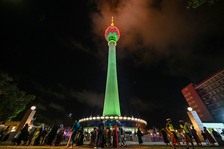 CEO Colombo Lotus Tower Management Company, Prasad Samarasinghe mengatakan, dek observasi dan beberapa area di menara itu dibuka untuk umum hari ini, dengan tiket dibandrol dengan harga 200 ruppe dan 500 ruppe untuk memasuki menara.