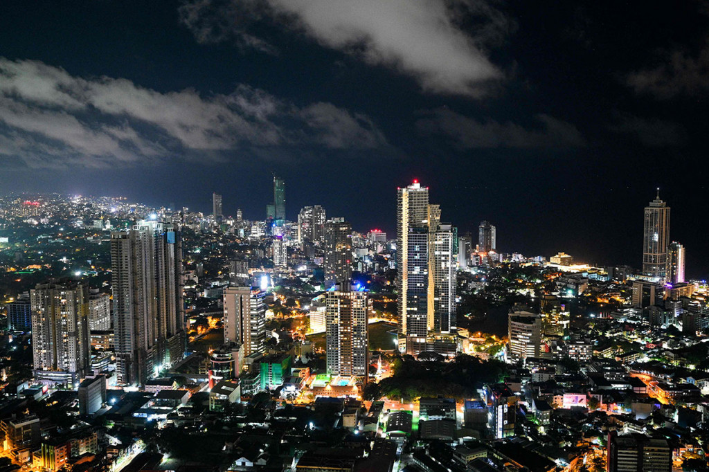 Dengan tiket ini, pengunjung dapat menikmati pemandangan selama 20 menit di dek observasi yang berada di lantai 29 menara. Menara ini juga akan dibuka untuk tur sekolah dengan tarif khusus.