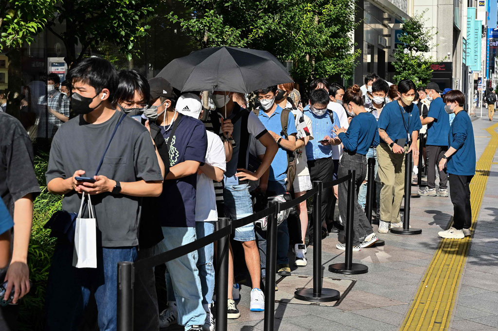 Puluhan pelanggan rela antre untuk membeli Iphone 14 di sebuah Apple Store di Tokyo, Jepang, Jumat, 16 September 2022.