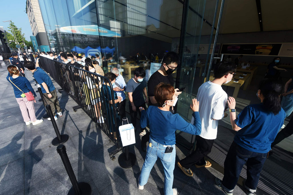 Pemandangan serupa juga terjadi di Tiongkok. Peluncuran iPhone 14 disambut antusias para pelanggan.