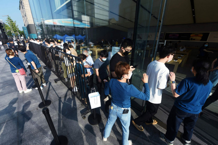 Pemandangan serupa juga terjadi di Tiongkok. Peluncuran iPhone 14 disambut antusias para pelanggan.