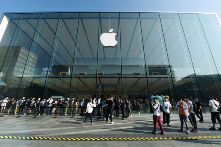 Penampakan antrean puluhan pelanggan Apple Store di Hangzhou, Provinsi Zhejiang, Tiongkok.