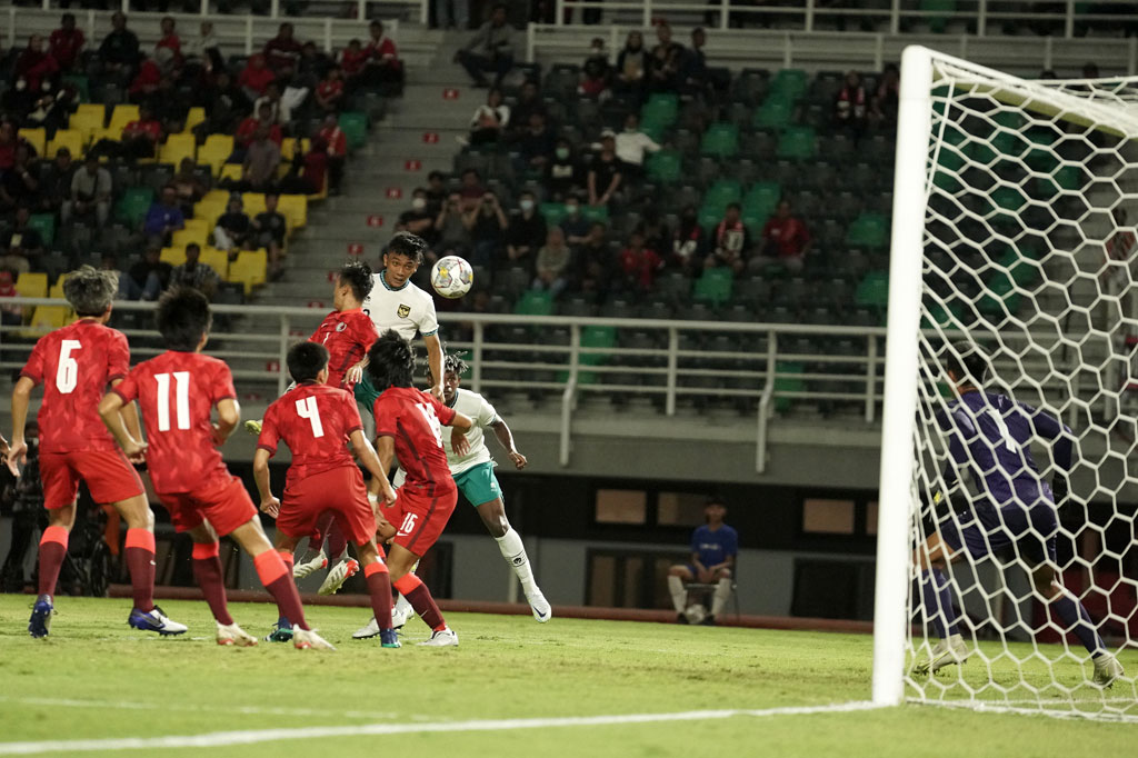 Tampil di depan pendukungnya sendiri di Stadion Gelora Bung Tomo, Surabaya, Timnas langsung mengambil inisiatif serangan. Hasilnya, mereka mampu unggul pada menit ke-10 lewat tandukan Rabbani Tasnim.