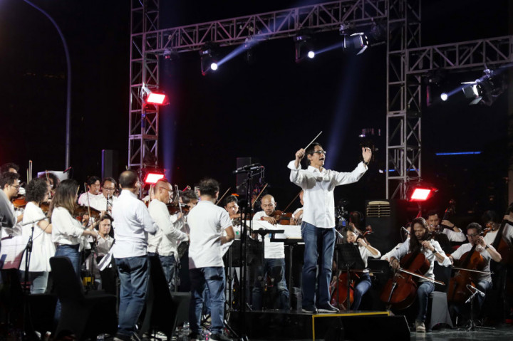 Komposer Addie MS tampil bersama kelompok musik simfoni Twilite Orchestra menghibur pengunjung pada acara Orchestra On Station di Stasiun BNI City, Jakarta, Jumat, 16 September 2022. 