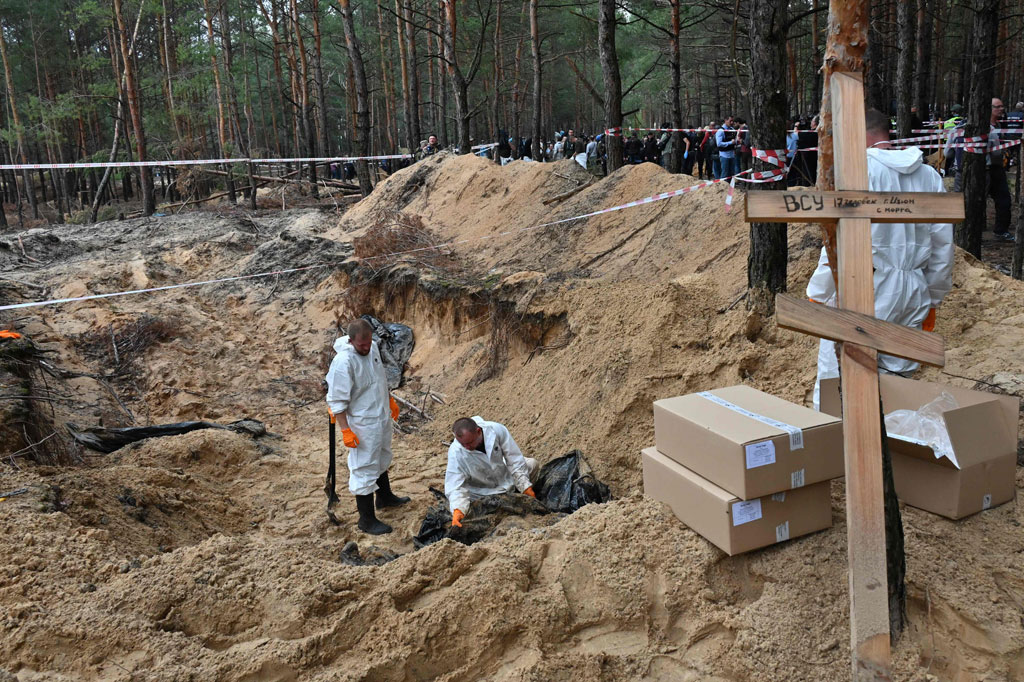 Di hutan di luar Izium, wartawan AFP melihat kuburan di atasnya dengan salib darurat dan ditandai dengan angka, dengan satu tulisan berbunyi: 