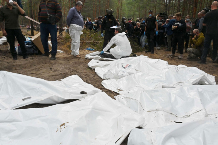 Beberapa jenazah yang digali, katanya, termasuk anak-anak dan orang-orang yang kemungkinan besar disiksa sebelum meninggal.