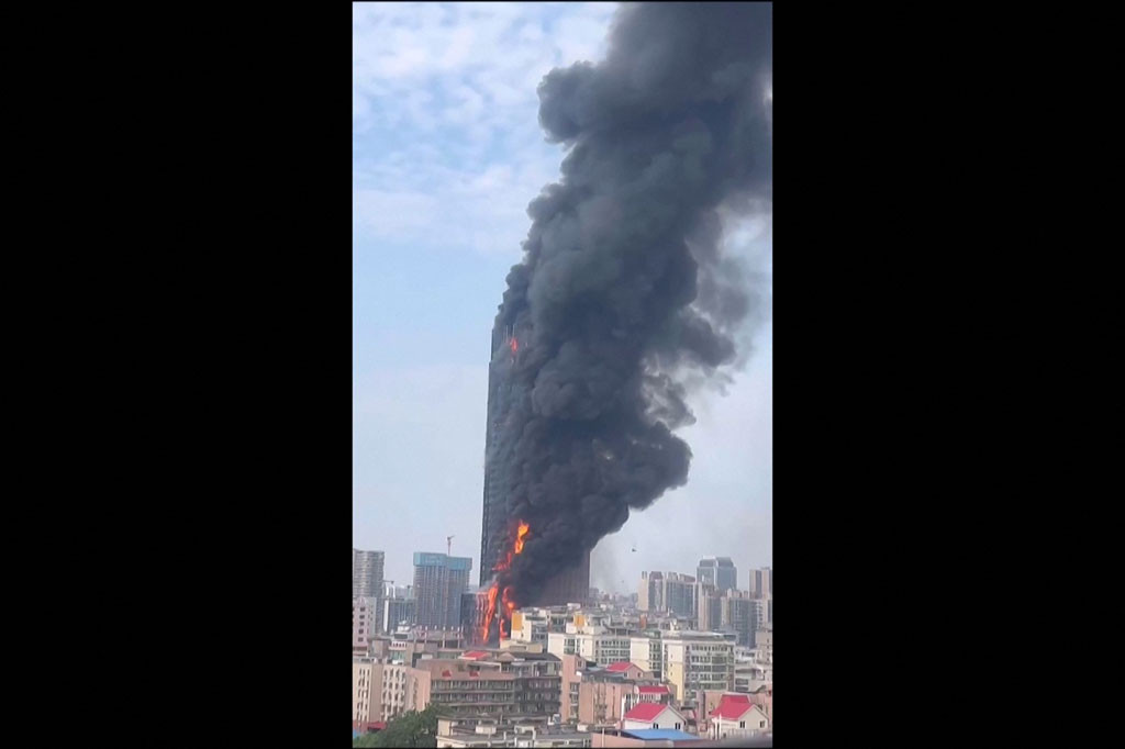 Kebakaran besar melanda sebuah gedung pencakar langit 42 lantai di Kota Changsha, Tiongkok tengah, Jumat, 16 September 2022. Pihak berwenang mengatakan bahwa belum ada korban yang ditemukan.