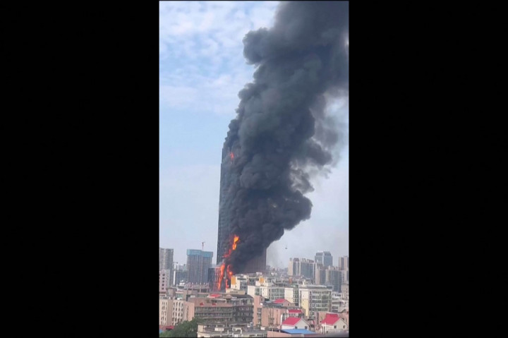 Kebakaran besar melanda sebuah gedung pencakar langit 42 lantai di Kota Changsha, Tiongkok tengah, Jumat, 16 September 2022. Pihak berwenang mengatakan bahwa belum ada korban yang ditemukan.