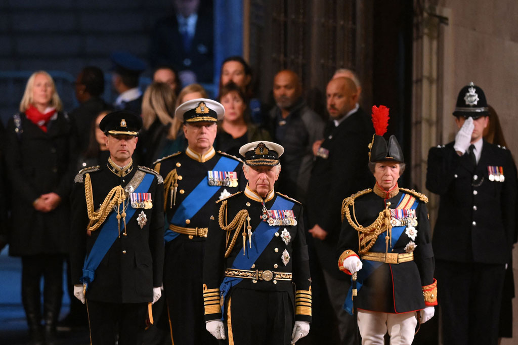 Raja Charles bersama saudara-saudaranya -- Putri Anne, Pangeran Andrew, dan Pangeran Edward -- bersiap berjaga di samping peti jenazah mendiang ibunya Ratu Elizabeth II di Westminster Hall, Istana Westminster, London, Jumat, 16 September 2022 waktu setempat.