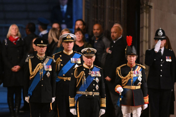Raja Charles bersama saudara-saudaranya -- Putri Anne, Pangeran Andrew, dan Pangeran Edward -- bersiap berjaga di samping peti jenazah mendiang ibunya Ratu Elizabeth II di Westminster Hall, Istana Westminster, London, Jumat, 16 September 2022 waktu setempat.
