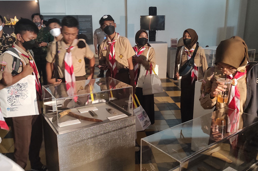 Pelajar dari jenjang SD hingga SMA di wilayah Kecamatan Colomadu asyik berselancar di ruang pameran Kampung Purba, yang menampilkan kekayaan sejarah manusia purba, yang digelar di gedung kuno De Tjolomadoe, Karanganyar, Jawa Tengah, Sabtu, 17 September 2022.