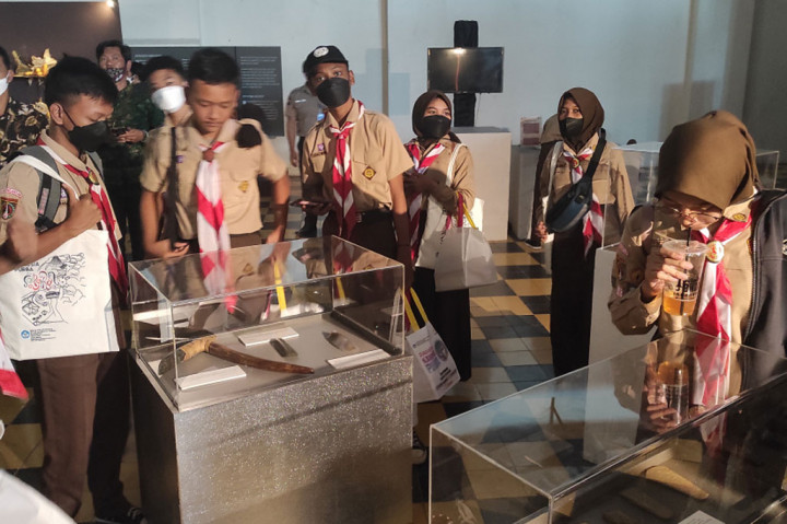 Pelajar dari jenjang SD hingga SMA di wilayah Kecamatan Colomadu asyik berselancar di ruang pameran Kampung Purba, yang menampilkan kekayaan sejarah manusia purba, yang digelar di gedung kuno De Tjolomadoe, Karanganyar, Jawa Tengah, Sabtu, 17 September 2022.