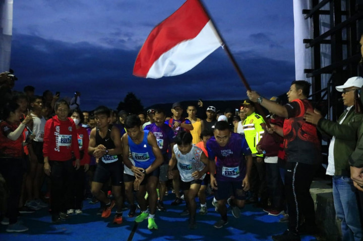  Sekitar 500 pelari meramaikan kejuaraan Samosir Lake Toba Ultra 2022 yang digelar Pemkab Samosir, Sumatera Utara, Sabtu, 17 September. Lomba lari juga diikuti sejumlah pelari mancanegara.