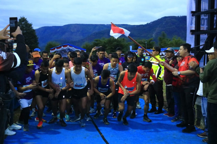 Bupati Samosir Vandiko T. Gultom mengatakan Samosir Lake Toba Ultra digelar untuk keenam kalinya dengan melombakan lari jarak 50, 25, 12 dan 5 km, dengan peserta dari berbagai daerah dan mancanegara.