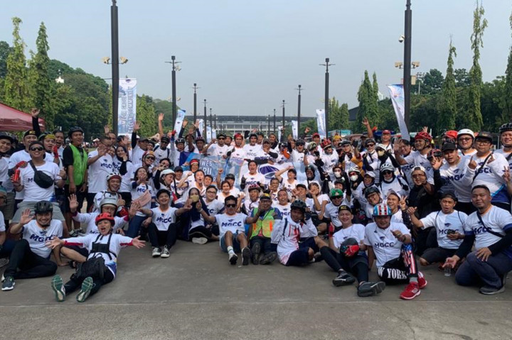 Karyawan Media Group berfoto bersama saat mengikuti gowes bareng  bersamaan dengan car free day di Jalan Sudirman-Thamrin, Jakarta, Minggu, 18 September 2022.