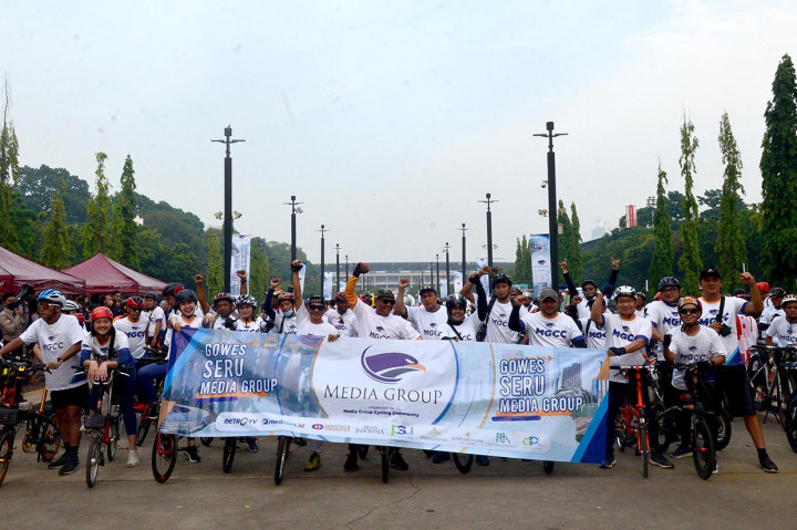 Pesepeda yang tergabung dalam Media Group Cycling Community (MGCC) foto bersama sebelum melakukan start di Plaza Timur Senayan, Jakarta, Minggu, 18 September 2022.
