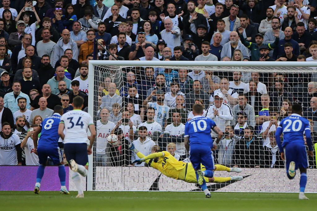 Tuan rumah tertinggal lebih dulu dari penalti Youri Tielemans ketika laga baru berjalan enam menit.