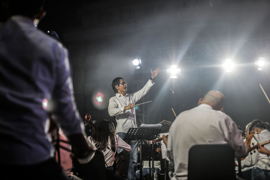 Komposer Addie MS tampil bersama kelompok musik simfoni Twilite Orchestra menghibur pengunjung pada acara Orchestra On Station di Stasiun BNI City, Jakarta, Jumat, 16 September 2022. 