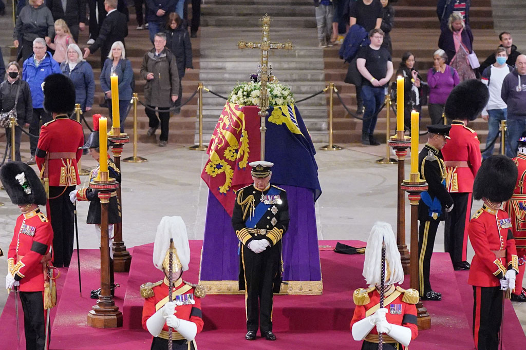 Raja Charles bersama saudara-saudaranya -- Putri Anne, Pangeran Andrew, dan Pangeran Edward -- berjaga di samping peti jenazah mendiang ibunya Ratu Elizabeth II di Westminster Hall, Istana Westminster, London, Jumat, 16 September 2022 waktu setempat.