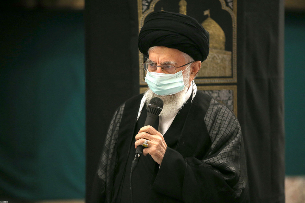 Pemimpin Tertinggi Iran Ayatollah Seyyed Ali Khamenei terlihat menghadiri sebuah acara di sebuah masjid di Teheran pada Sabtu, 17 September 2022.