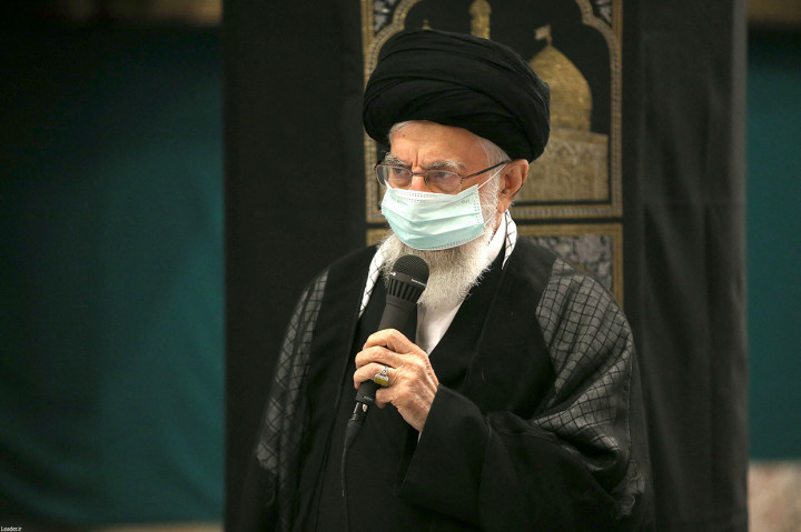 Pemimpin Tertinggi Iran Ayatollah Seyyed Ali Khamenei terlihat menghadiri sebuah acara di sebuah masjid di Teheran pada Sabtu, 17 September 2022.