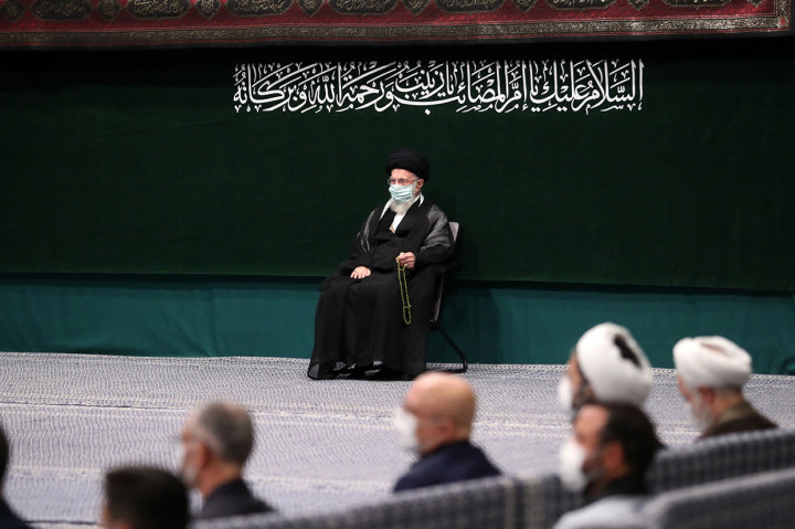 Khamenei terlihat mengenakan masker dan pakaian hitam. Ini adalah pertemuan yang telah dijadwalkan sebelumnya dengan perwakilan mahasiswa yang diumumkan kantornya beberapa hari yang lalu.