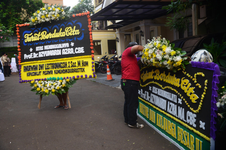 Rangkaian bunga ucapan duka cita berdatangan di kediaman almarhum cendekiawan muslim sekaligus Ketua Dewan Pers Azyumardi Azra di kawasan Cirendeu, Tangerang Selatan, Banten, Minggu, 18 September 2022.