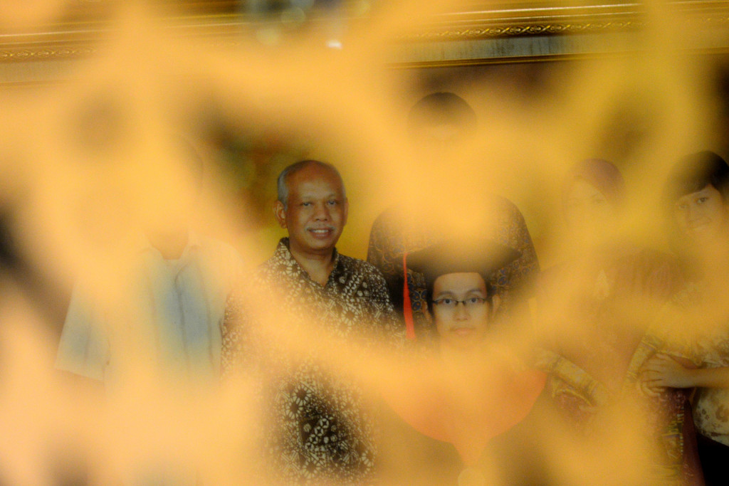 Cendekiawan yang sempat menjadi Rektor UIN Jakarta ini tutup usia setelah mendapat serangan jantung di pesawat dalam perjalanan dari Jakarta menuju Malaysia.