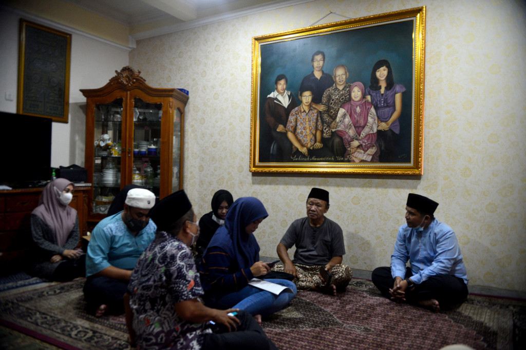 Kerabat dan keluarga yang hadir di kediaman almarhum cendekiawan muslim sekaligus Ketua Dewan Pers Azyumardi Azra di kawasan Cirendeu, Tangerang Selatan, Banten, Minggu, 18 September 2022.
