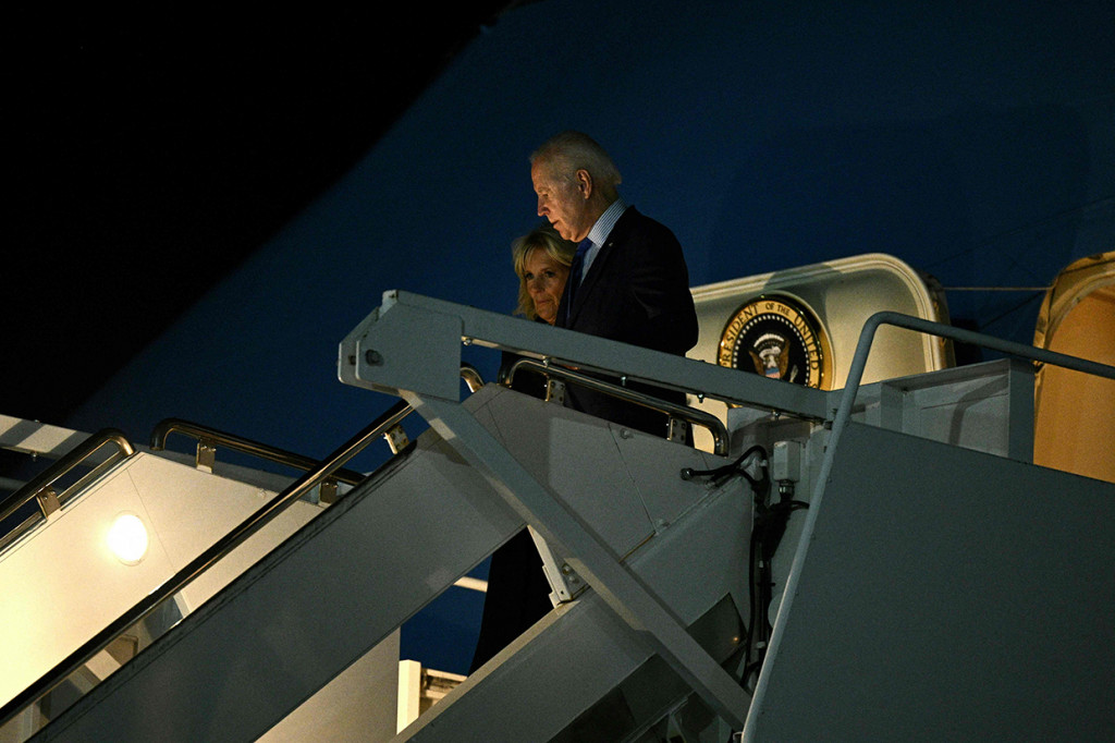 Presiden Amerika Serikat (AS) Joe Biden didampingi sang istri Jill Biden telah tiba di Inggris pada Sabtu, 17 September 2022, malam.