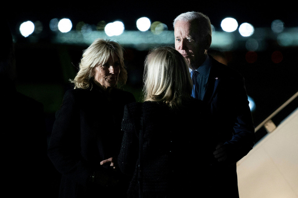 Laporan seorang fotografer AFP menyatakan, pesawat Air Force One telah mendarat di Bandara London Standted tepat sebelum pukul 22.00 malam waktu setempat.
