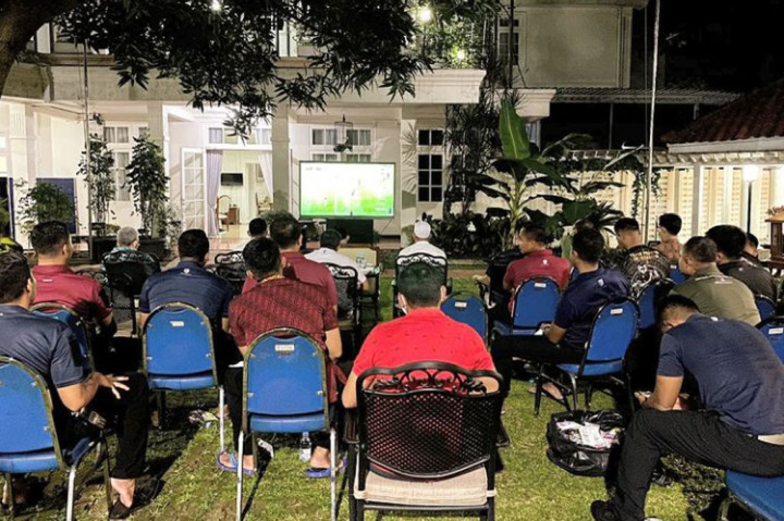 Wapres menyambut gembira keberhasilan anak asuhan Coach Sin Tae Yong yang sukes melaju ke Piala Asia U-20 Tahun 2023 di Uzbekistan, setelah menang secara dramatis dengan skor 3-2, di Stadion Gelora Bung Tomo, Surabaya.