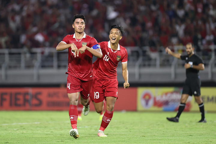 Pemain tim U-20 Indonesia Ferarri (kiri) melakukan selebrasi bersama Rabbani Tasnim seusai mencetak gol ke gawang Vietnam di Stadion Gelora Bung Tomo, Surabaya, Minggu, 18 September 2022, malam.