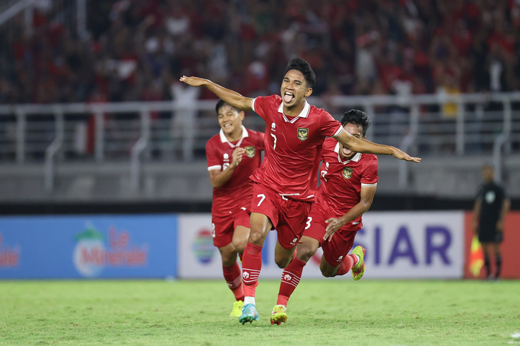 Pemain tim U-20 Indonesia Marselino Ferdinan (depan) melakukan selebrasi seusai mencetak gol ke gawang Vietnam di Stadion Gelora Bung Tomo, Surabaya, Minggu, 18 September 2022, malam.