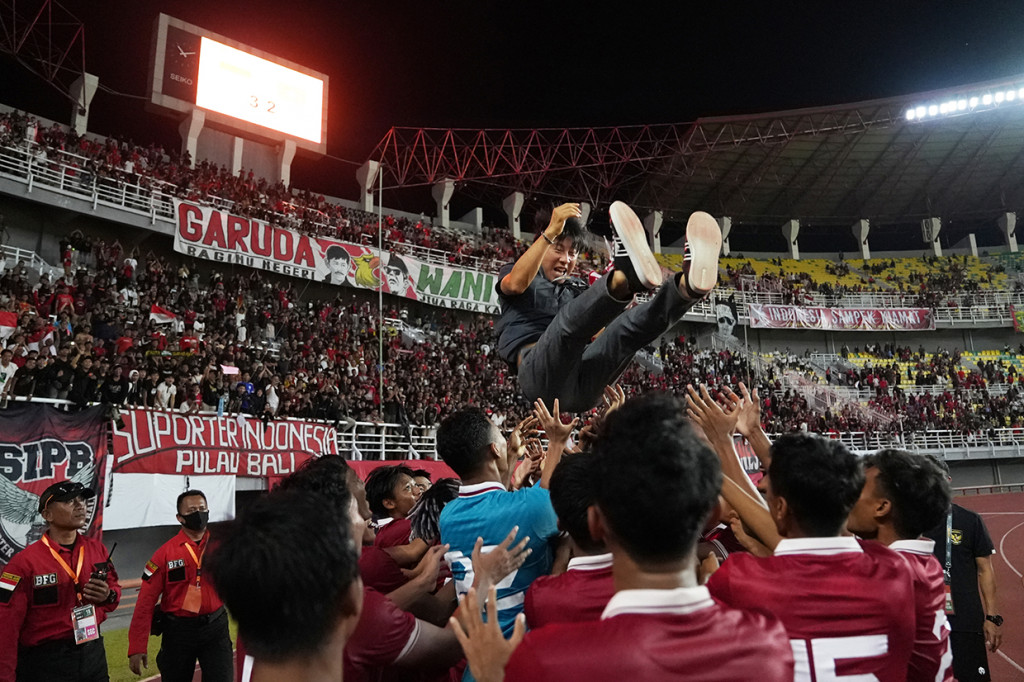 Pelatih tim U-20 Indonesia Shin Tae-yong tim U-20 digotong para pemain saat melakukan selebrasi kemenangan di Stadion Gelora Bung Tomo, Surabaya, Minggu, 18 September 2022, malam.