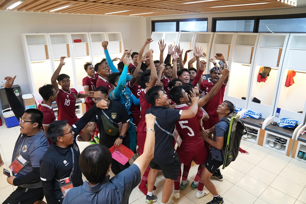Pemain dan official tim U-20 Indonesia melakukan selebrasi kemenangan di ruang ganti Stadion Gelora Bung Tomo, Surabaya, Minggu, 18 September 2022, malam.