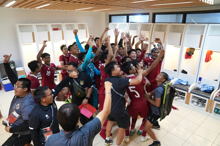 Pemain dan official tim U-20 Indonesia melakukan selebrasi kemenangan di ruang ganti Stadion Gelora Bung Tomo, Surabaya, Minggu, 18 September 2022, malam.