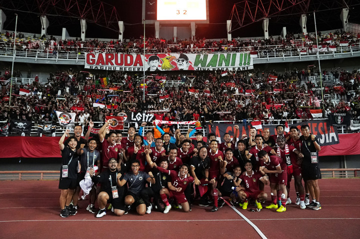 Pemain dan official tim U-20 Indonesia melakukan selebrasi kemenangan di sepan suporter yang hadir di Stadion Gelora Bung Tomo, Surabaya, Minggu, 18 September 2022, malam.