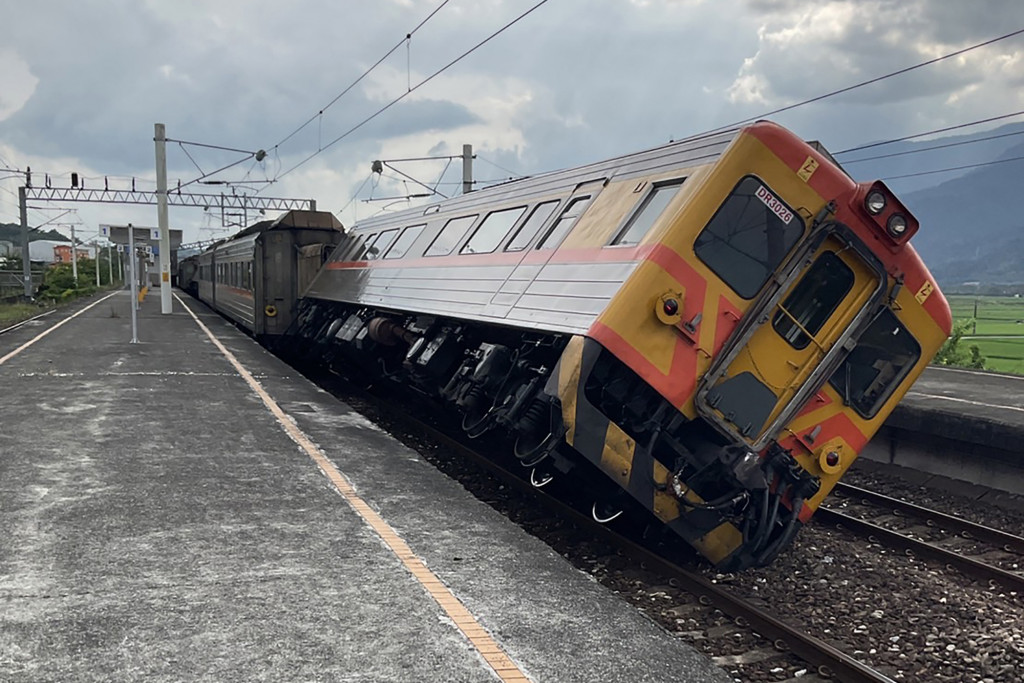 Sebuah kereta api ekspres anjlok di Stasiun Dongli, Kabupaten Hualien, akibat gempat tersebut.