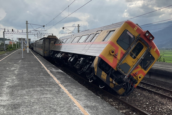 Sebuah kereta api ekspres anjlok di Stasiun Dongli, Kabupaten Hualien, akibat gempat tersebut.