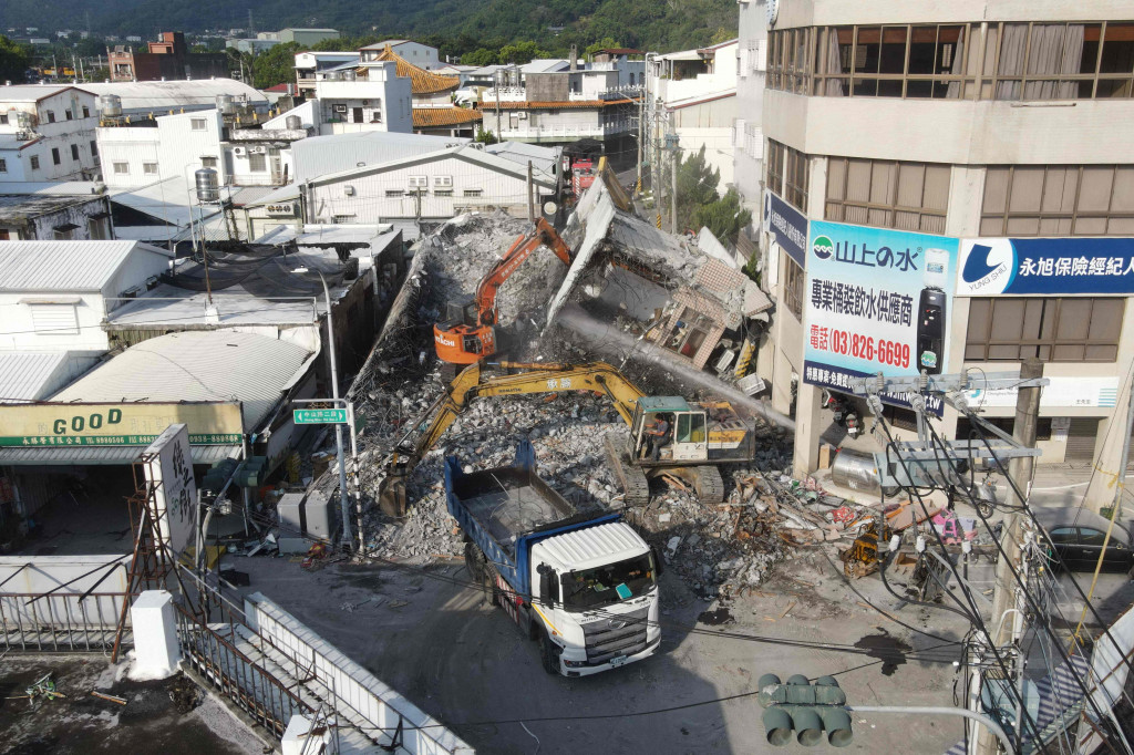 Akibat gempa berkekuatan magnitudo 6,9 yang mengguncang sebagian besar Taiwan, menghancurkan sebuah bangunan tiga lantai di dekat kota Yuli dan membuat 400 turis terlantar di lereng gunung, pada Minggu, 18 September 2022.