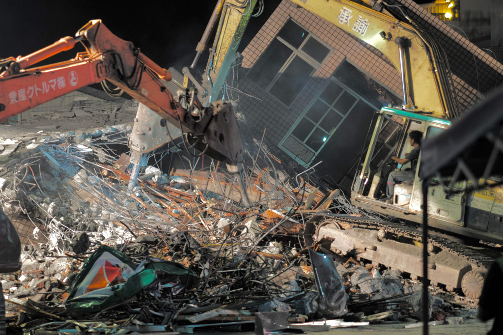Sebagian besar kerusakan tampaknya berada di utara pusat gempa, yang menurut Biro Cuaca Pusat Taiwan berada di kota Chishang pada kedalaman yang relatif dangkal yaitu tujuh kilometer. Lebih dari tujuh ribu rumah tangga dilaporkan tanpa listrik, dan pipa air juga rusak.