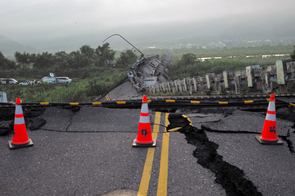 Sebuah celah terlihat di sepanjang jalan di dekat jembatan Kaoliao yang runtuh di wilayah Hualien Taiwan timur pada 19 September 2022, menyusul gempa berkekuatan 6,9 pada 18 September.