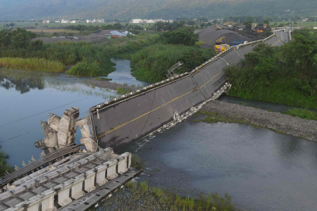 Sementara itu, Badan Meteorologi Jepang mengeluarkan peringatan tsunami untuk beberapa pulau Jepang Selatan di dekat Taiwan. Namun peringatan tsunami dicabut setelah beberapa jam terjadinya gempa.