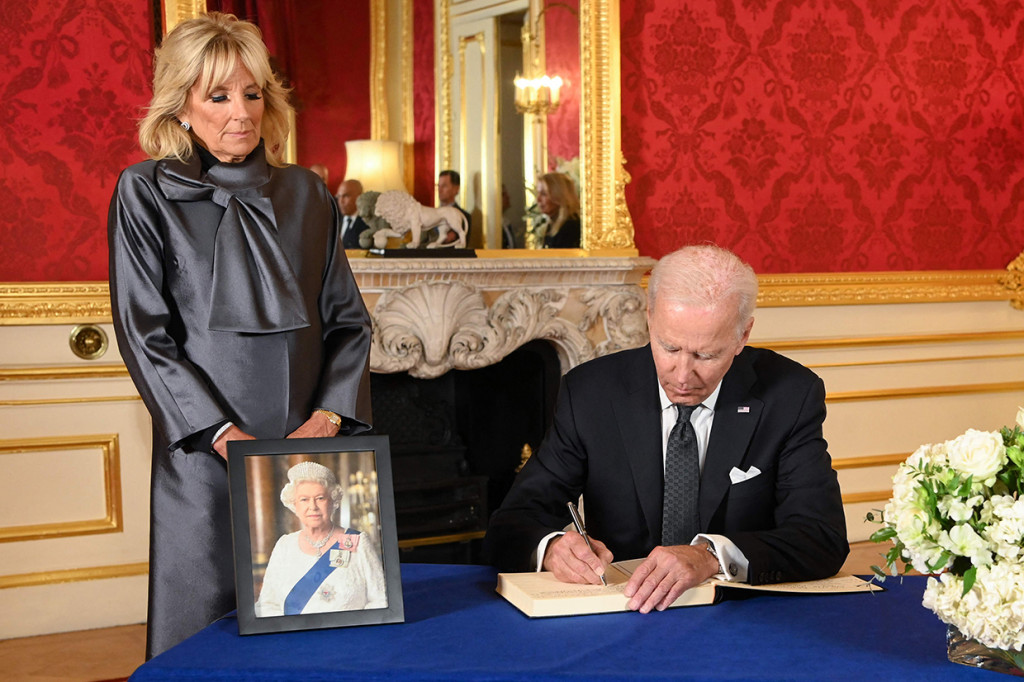 Biden menjadi salah satu tamu kehormatan dari sekian banyak para pejabat dan bangsawan lainnya dari Eropa, Asia, Afrika dan Amerika yang hadir secara langsung di London untuk mengikuti prosesi pemakaman kenegaraan pada Senin, 19 September 2022, waktu setempat.