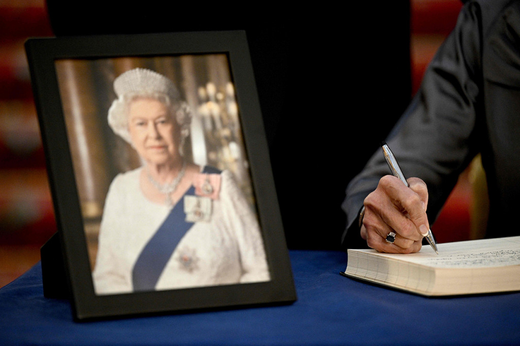 Dalam momen penghormatan terakhir pada Minggu, 18 September 2022, waktu setempat, Biden menandatangani buku belasungkawa dan mengunjungi langsung jenazah Ratu Elizabeth II yang disemayamkan di Westminster Hall.