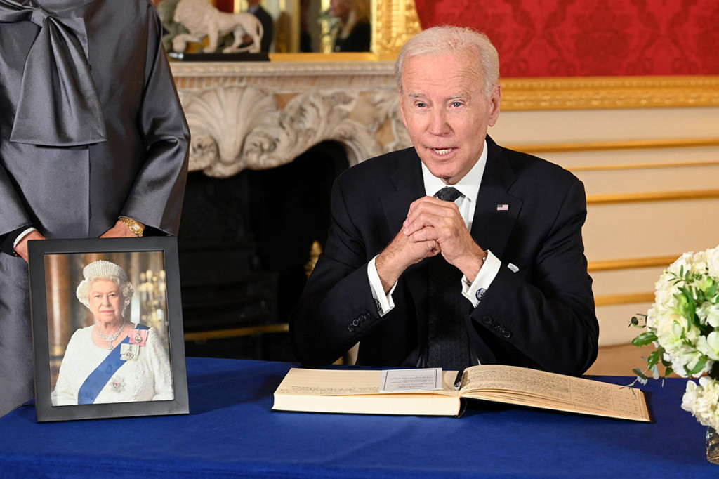 Biden kemudian menyatakan kematian Ratu Inggris dalam usia 96 tahun itu meninggalkan lubang besar di panggung global.