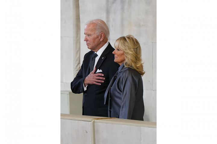 Biden terlihat membuat tanda silang dan meletakkan tangannya di dada ketika memberikan penghormatan kepada Ratu Elizabeth II.